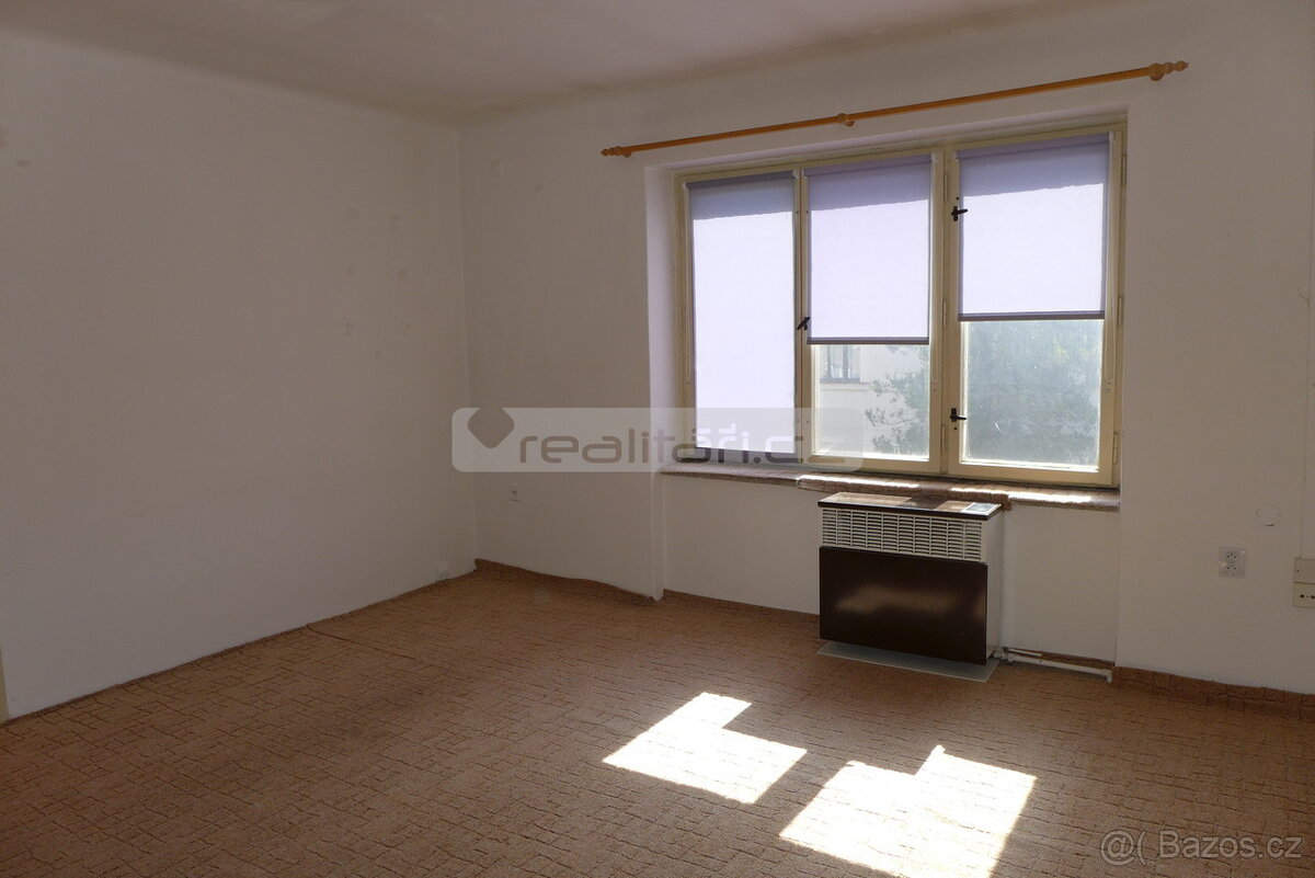 Prodej prostorného cihlového bytu 2+1 s komorou v Plzni na D - 6