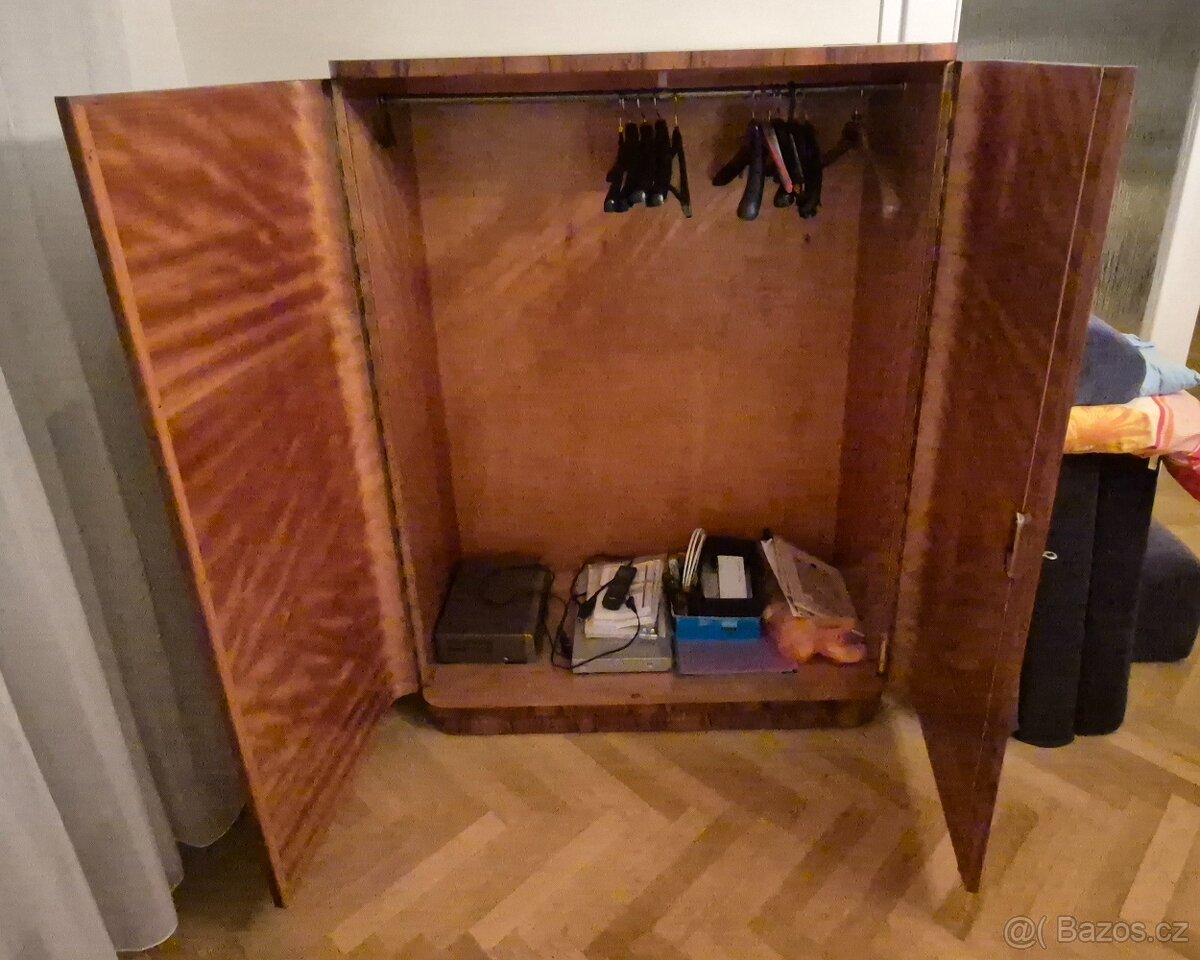 Sekretář a šatní skříň - 6