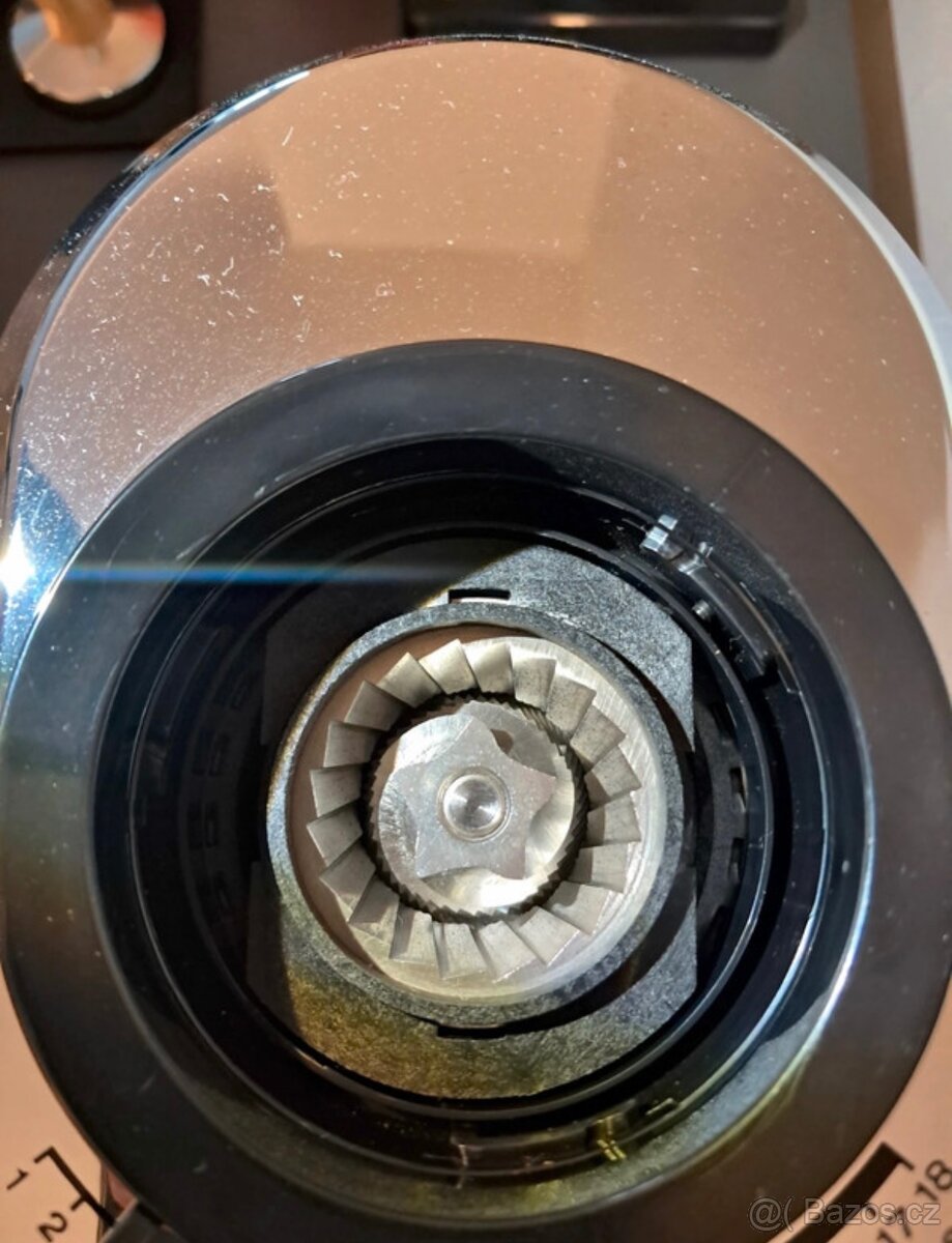 Mlýnek na kávu Delonghi KG520M - 6