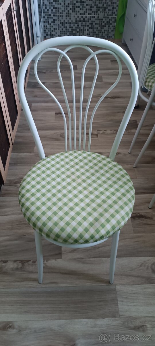 Jídelní stůl se 4 židlemi - 6