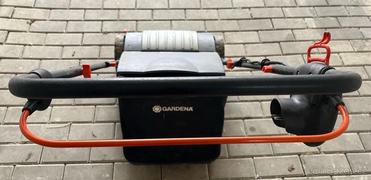 Elektrický vertikutátor Gardena EVC 1000 se sběrným košem. - 6