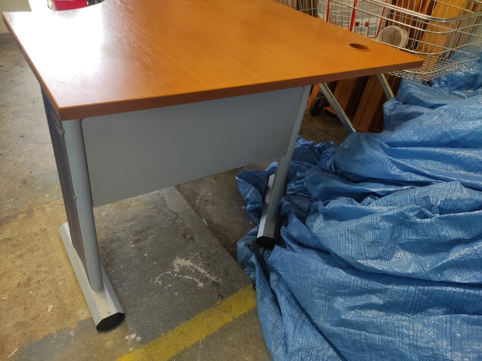 Rohový kancelářský stůl - 6