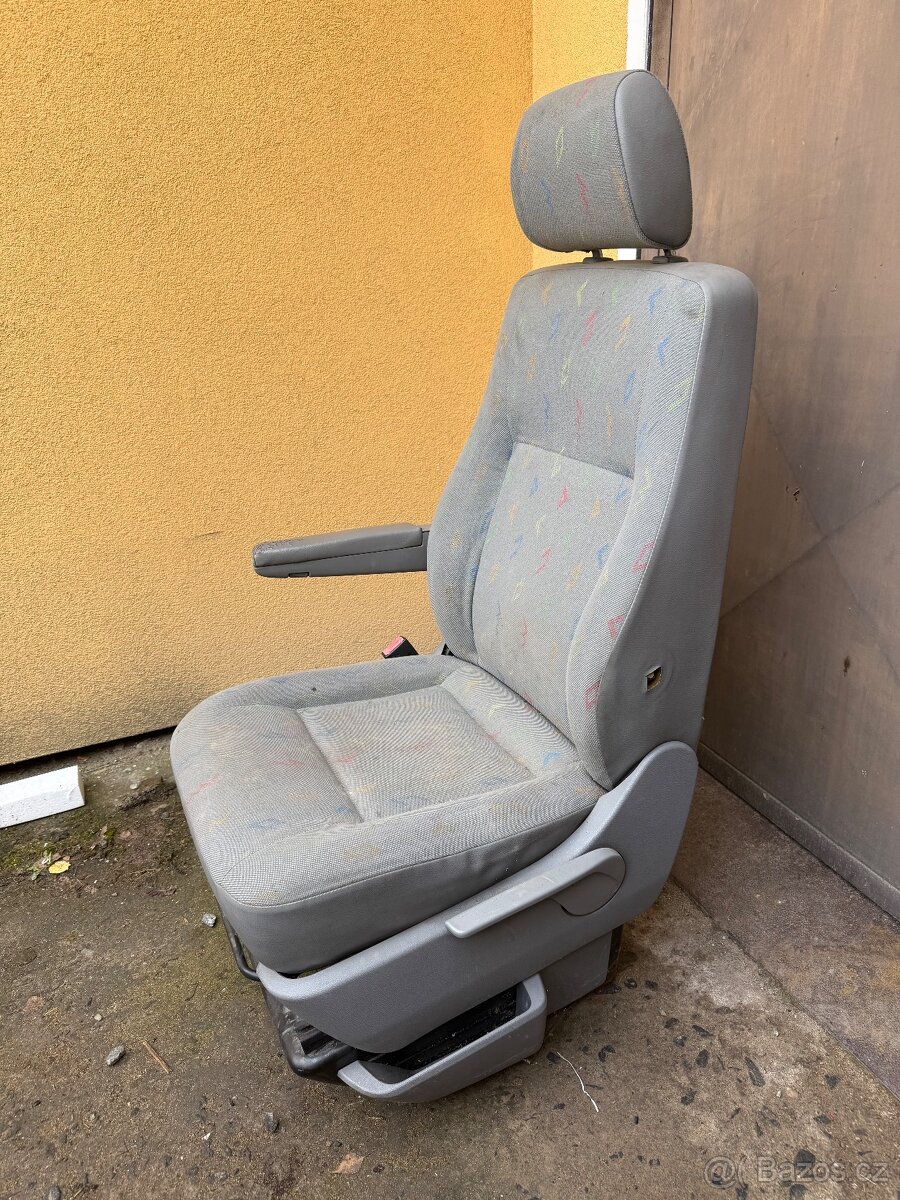VW T5 - řidičova sedačka s podstavcem - 6