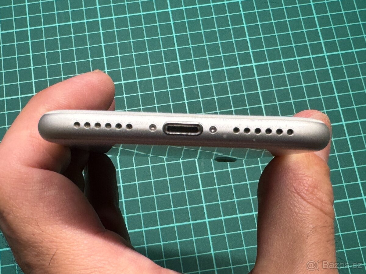 Apple iPhone 7 128 GB silver + náhradní díly - 6