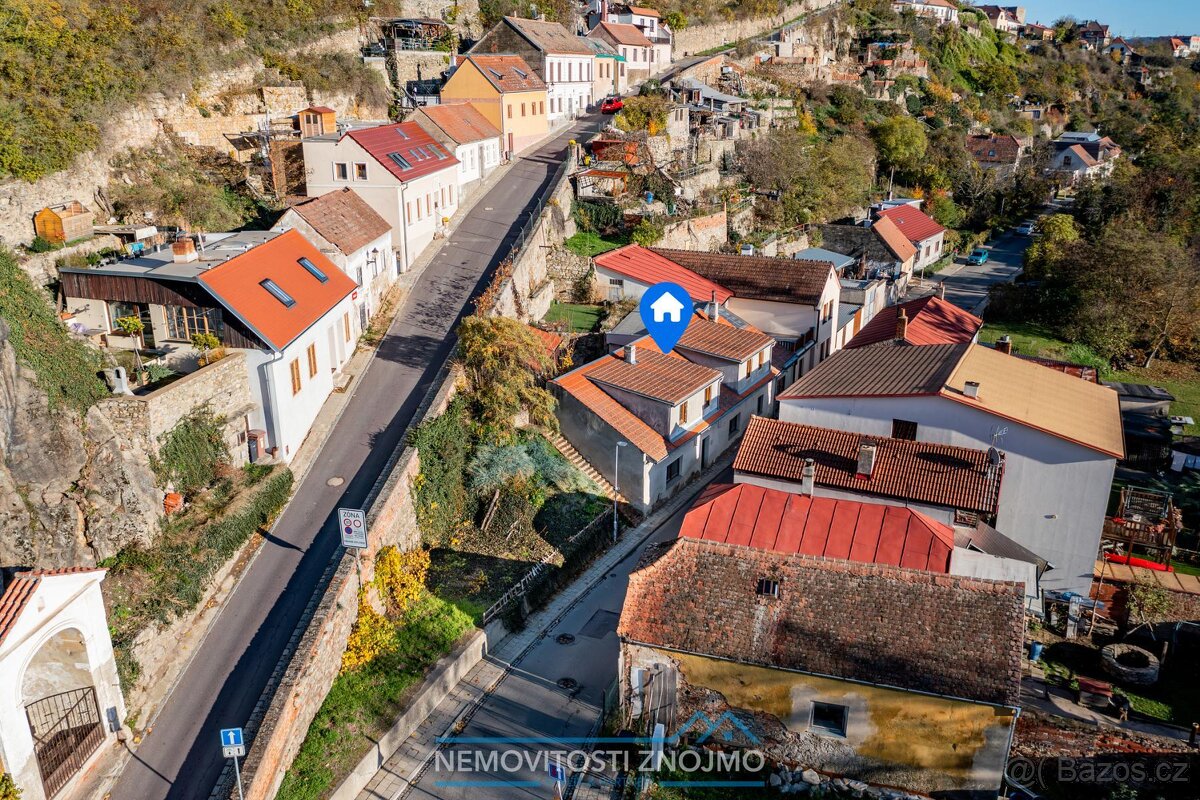 Prodej domu se 3 apartmány, útulným dvorkem, a na skvělé adr - 6