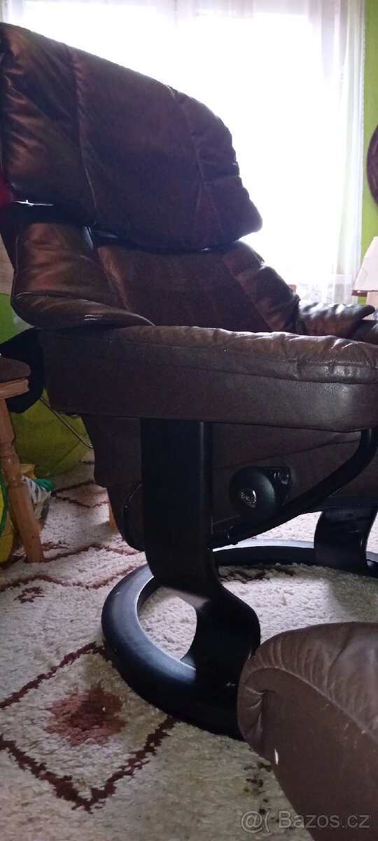 Otočné polohovací kožené křeslo s bobíkem - 6