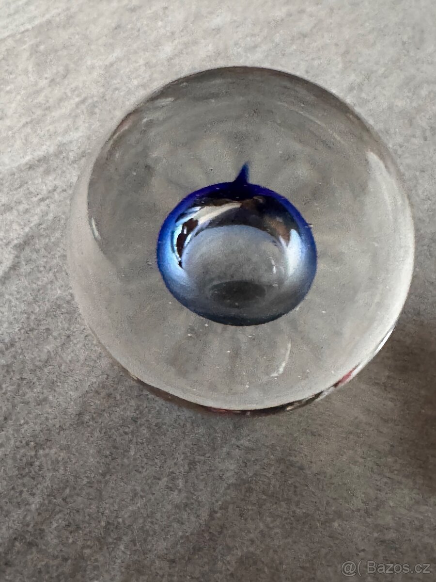 Skleněné těžítko s modrým středem ve tvaru bubliny - 6