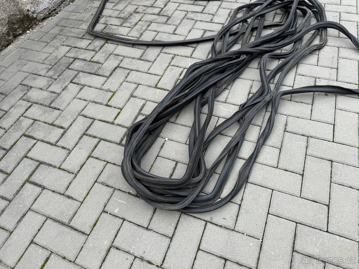 Volha Gaz 24, čelní-zadní okna použité originál - 6