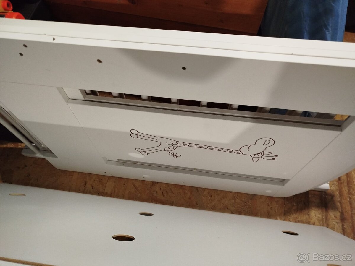 Dětská dřevěná postýlka v bíle barvě s motivem žirafy - 6