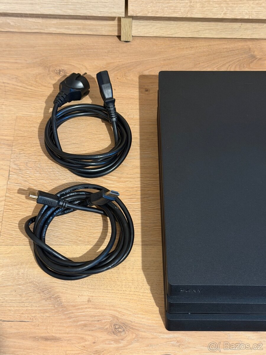 Sony PlayStation 4 Pro 1TB, ovládače a nabíjacia stanica - 6