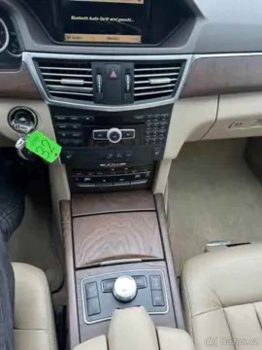 Mercedes E 250 4 matic 4x4 , max výbava, top stav - 6