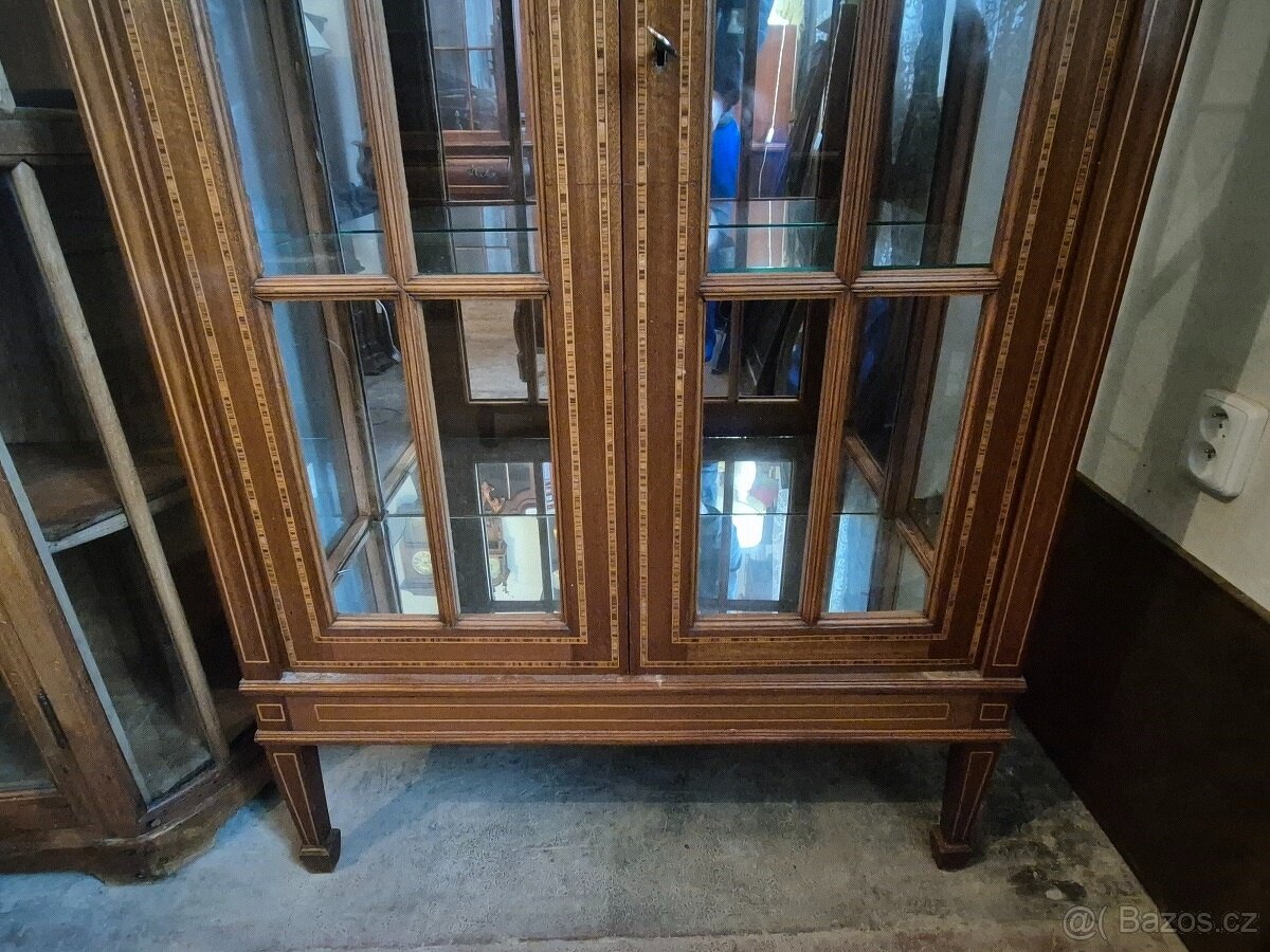 Stylová vitrína s intarzií - 6