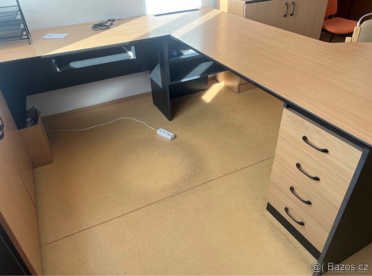 Rohový kancelářský stůl ve tvaru U - 6