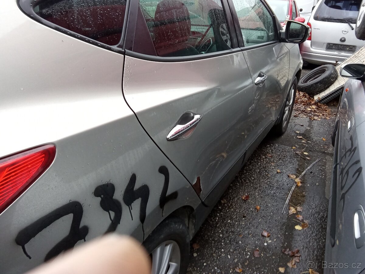 Hyundai ix35 2.0 diesel2.0i benzín l červená čierna stri2014 - 6