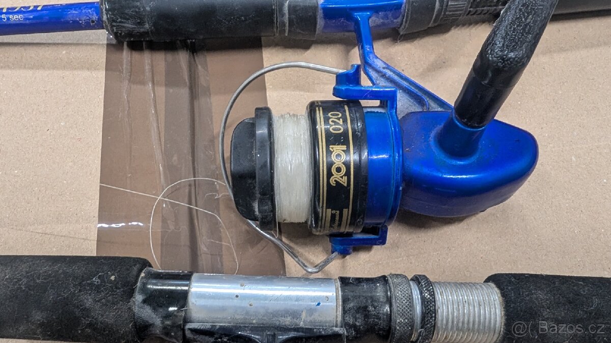 Rybářské pruty s navijáky a podběrák - 6