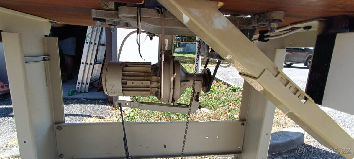 Prodám šicí stroj overclock 4 nitě včetně stolu - 6