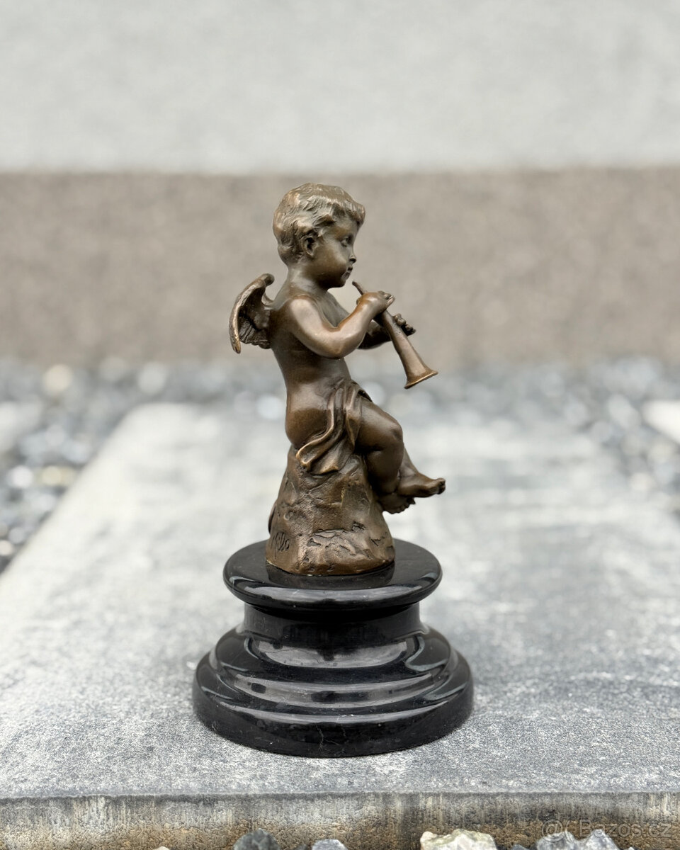 Bronzová socha Putto s flétnou andělská soška dítěte bronz - 6