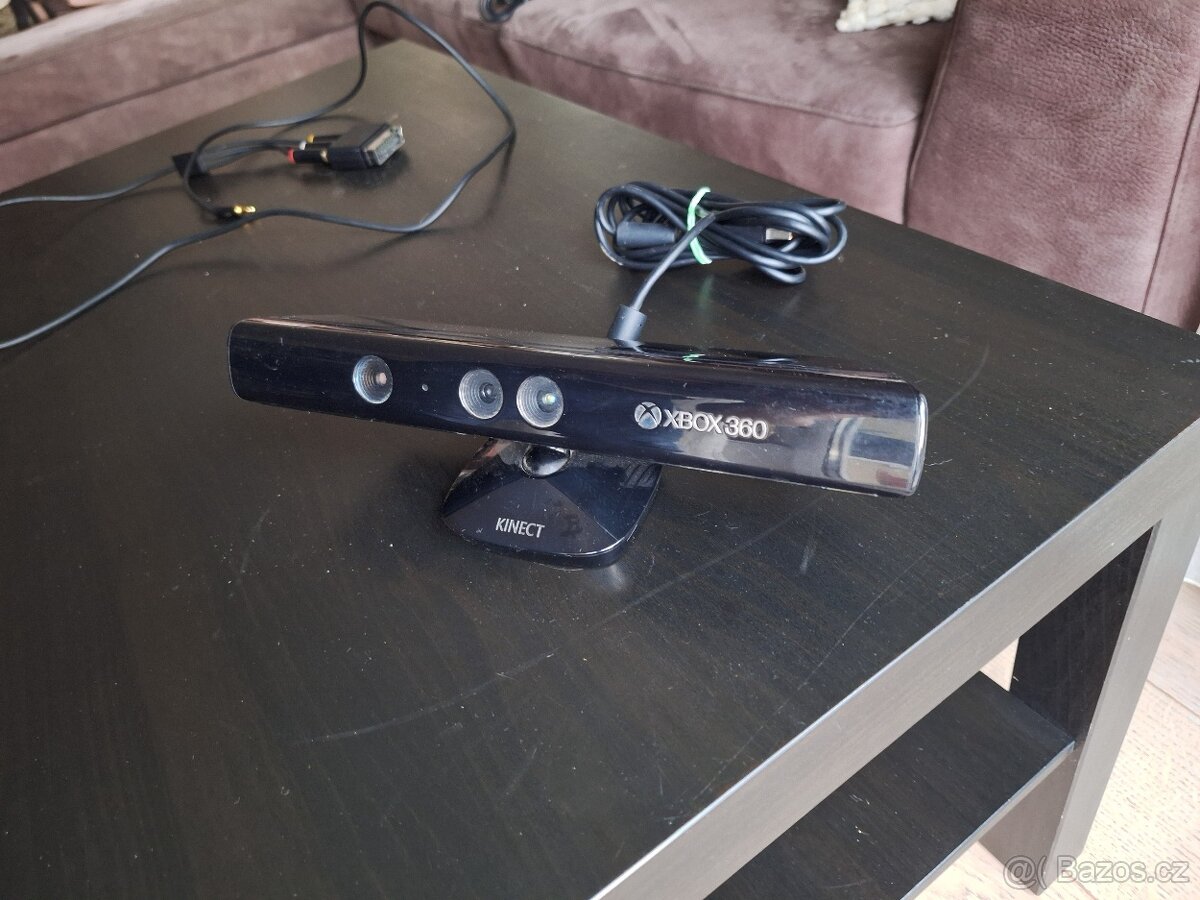 Xbox 360 + dva ovladače + Kinect - 6