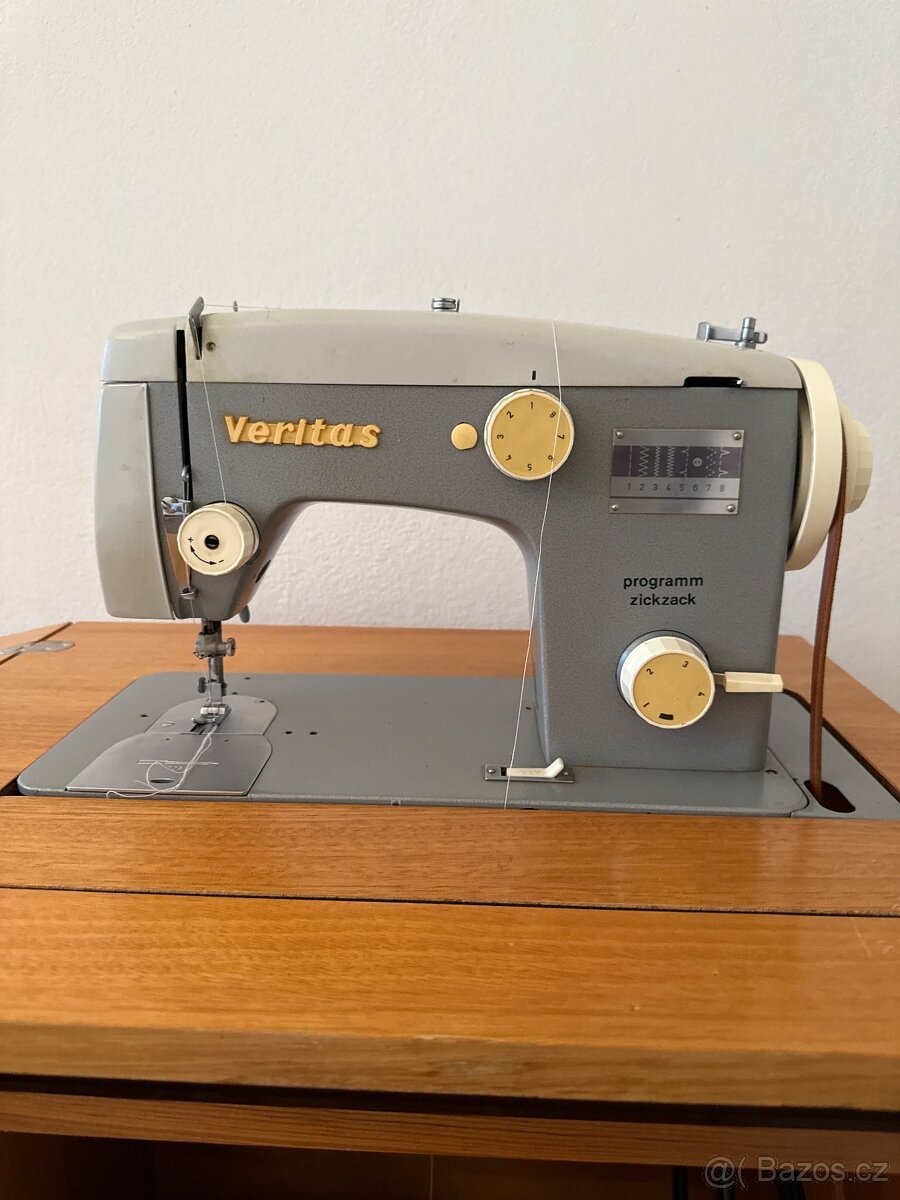 Skříňka se šicím strojem Veritas a příslušenstvím - 6