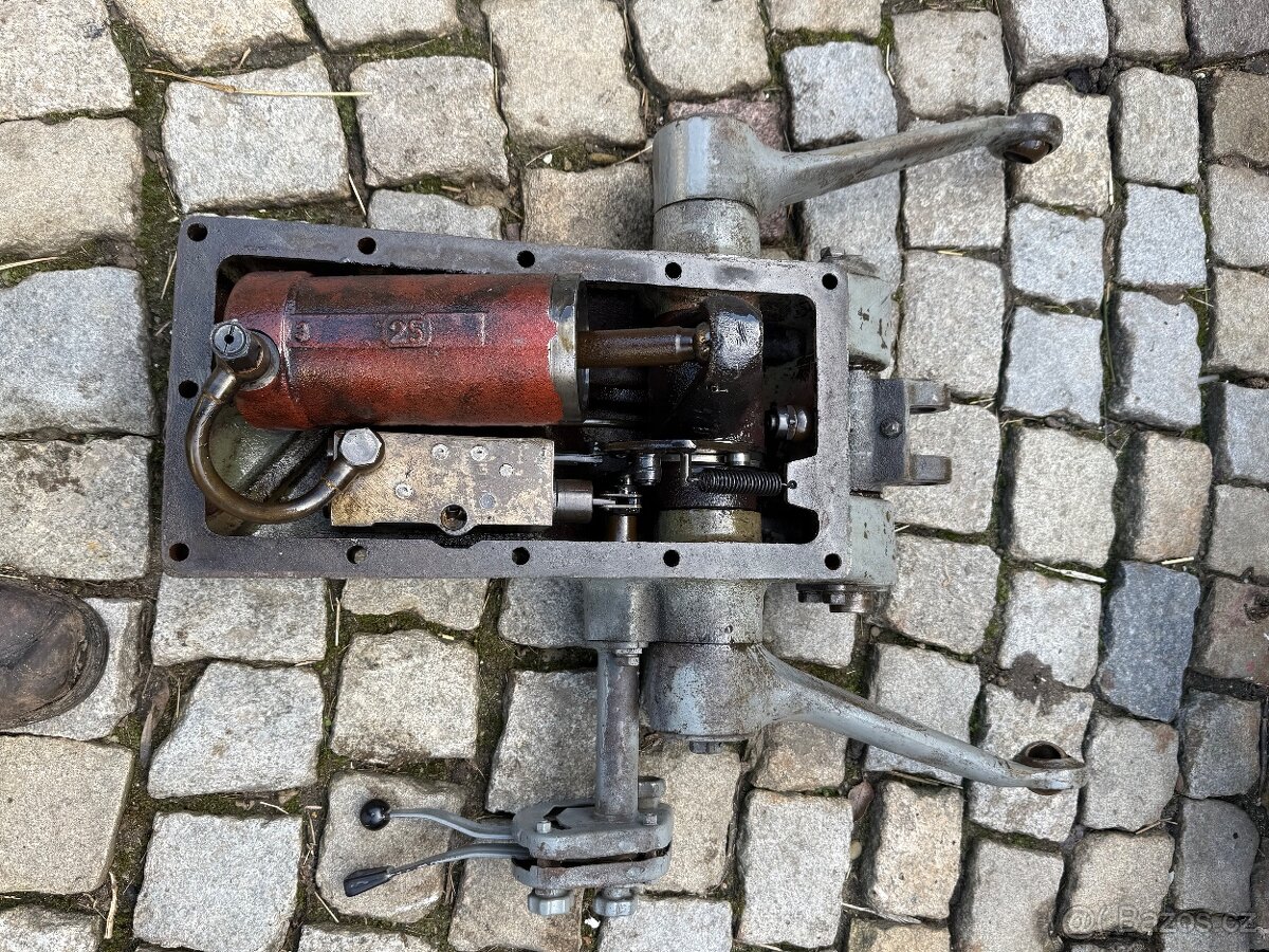 Víko hydrauliky - 6