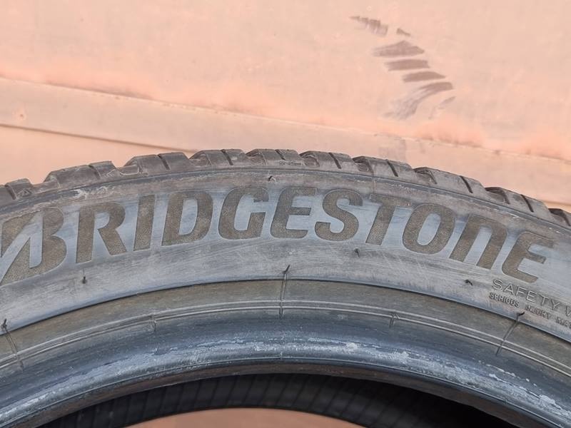 Zimní Bridgestone 215 50 19 - 6