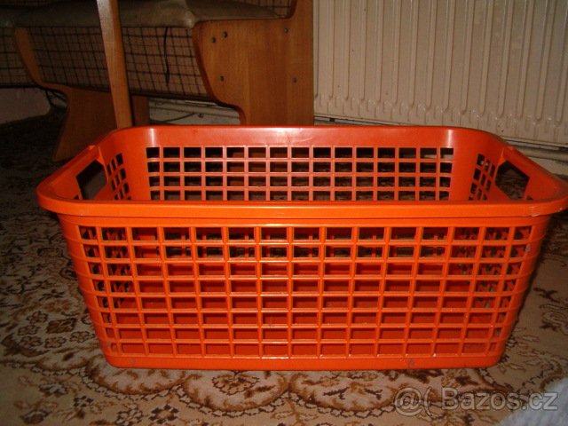 Starší žehlička a dětská žehlička, koše na prádlo, prkno - 6