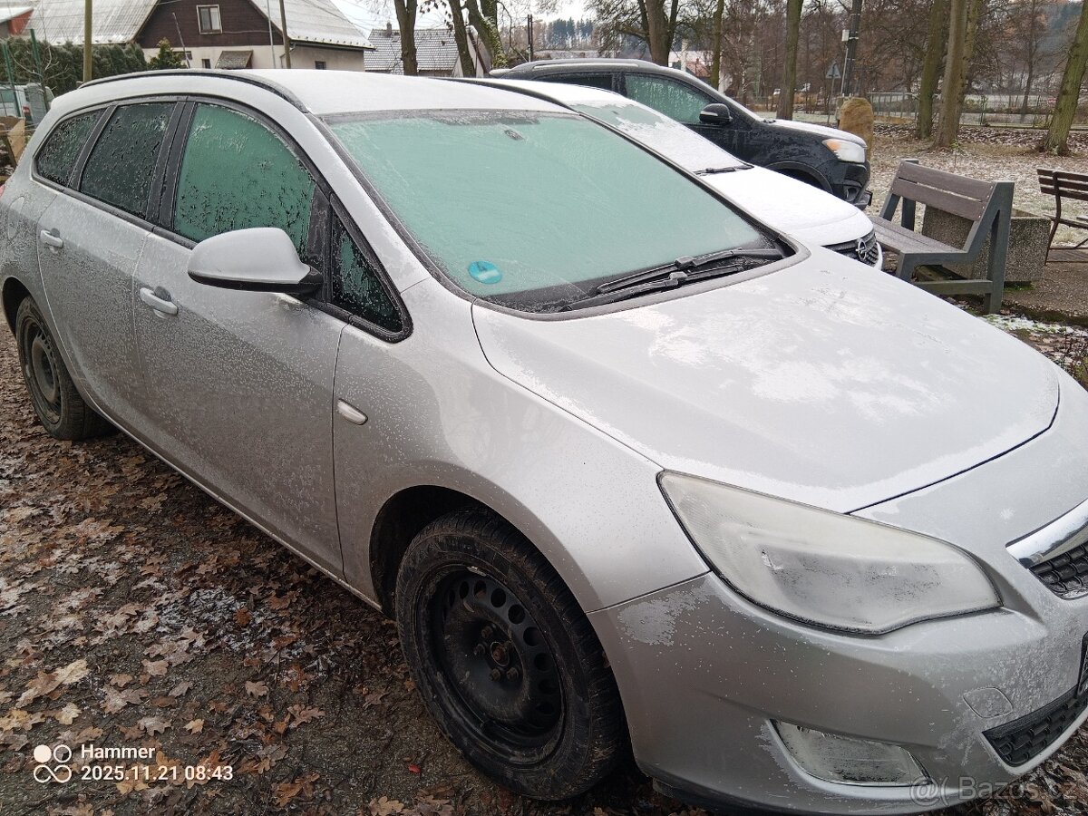 Opel Astra Kombi 1.4 benzín 124.000 km 2011 - 6