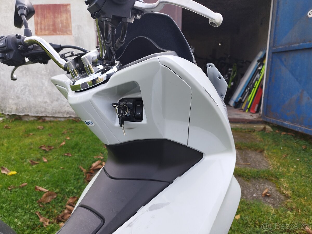 Havarovaný skůtr Honda PCX 125 - 6