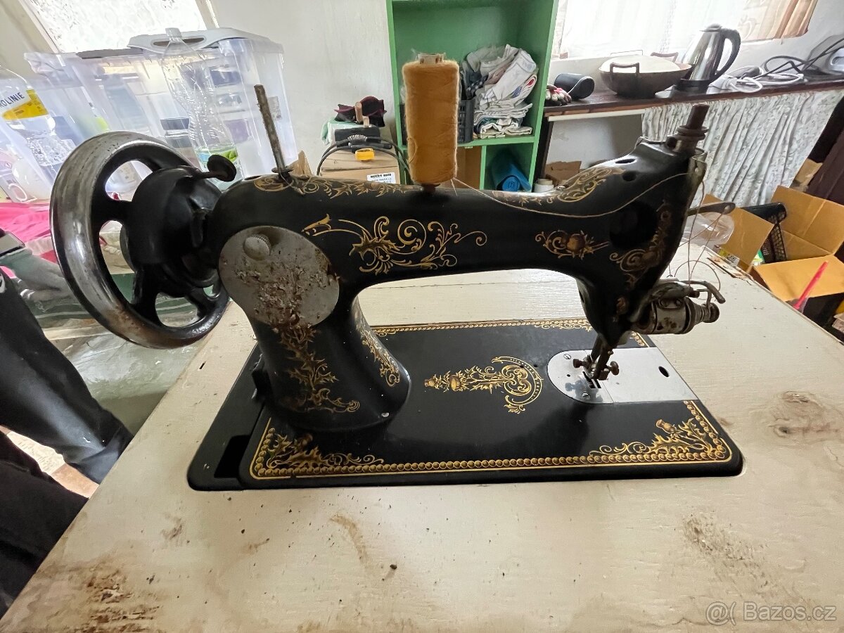 Starožitný šicí stroj ROYAL - 6