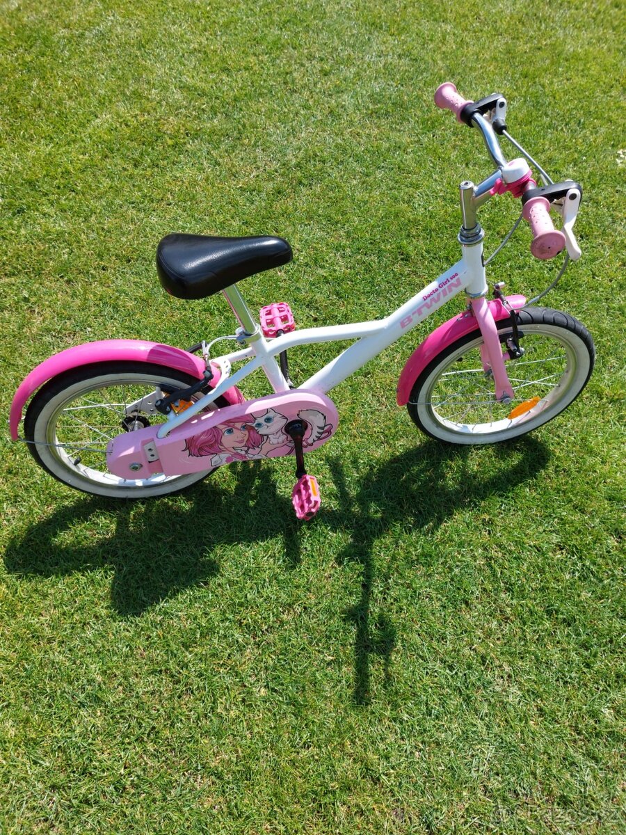 Prodám 2 dětská dívčí kola Btwin - s helmou - 6