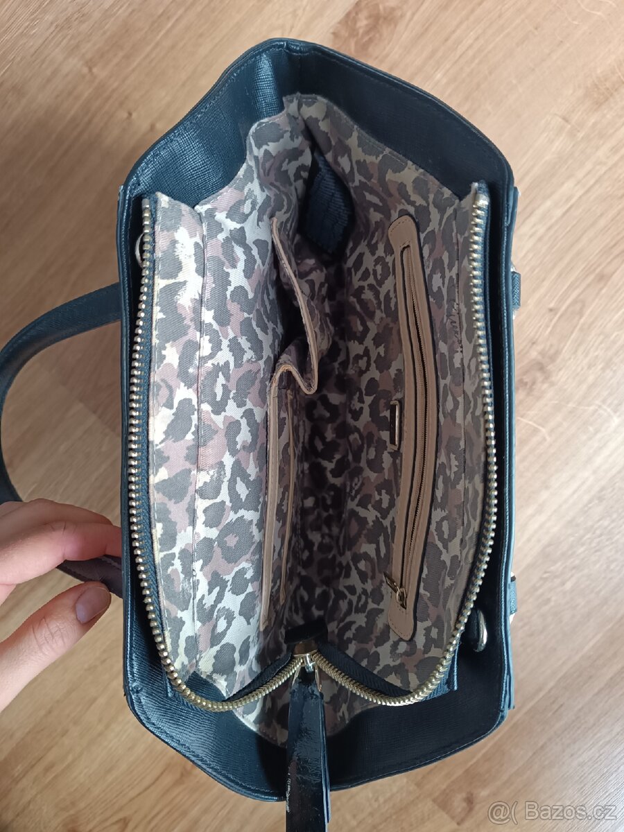 Černo/bílá kabelka Guess - 6