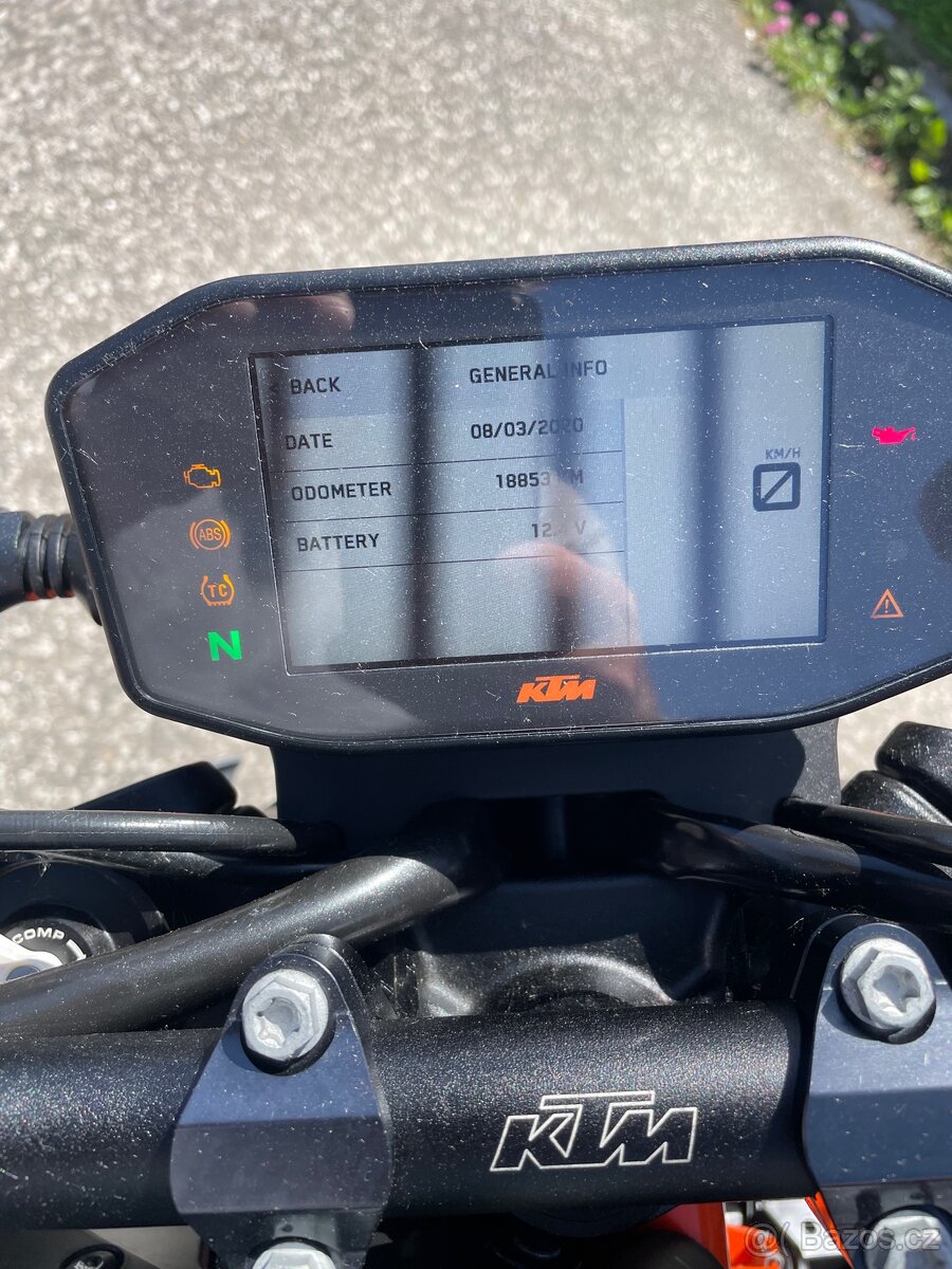 KTM 890 Duke R - 6