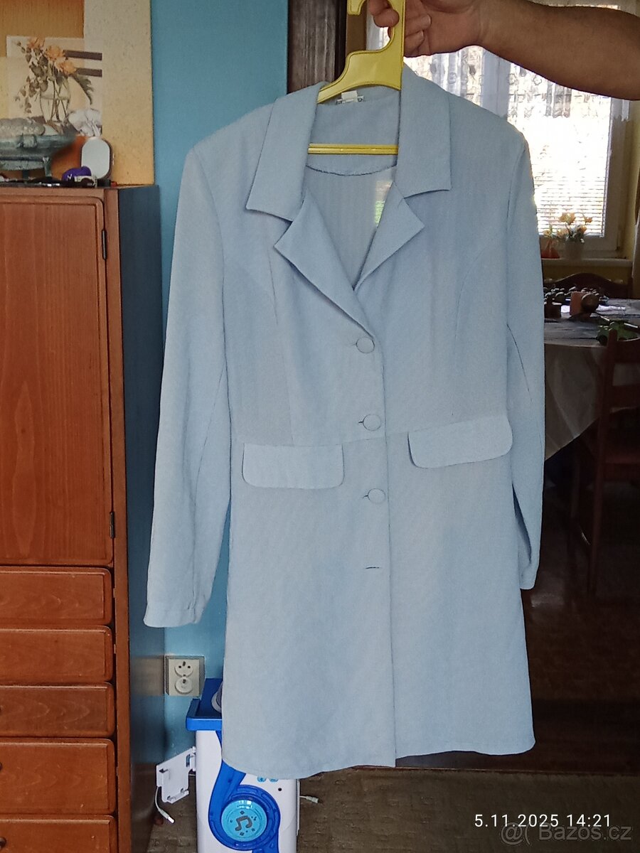 Krásné hnědé lesklé šaty na ples v letošní módní barve - 6