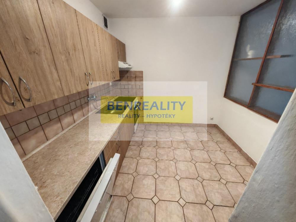 Pronájem velkého bytu 2+1 s terasou, zahradou, sklepem, gará - 6