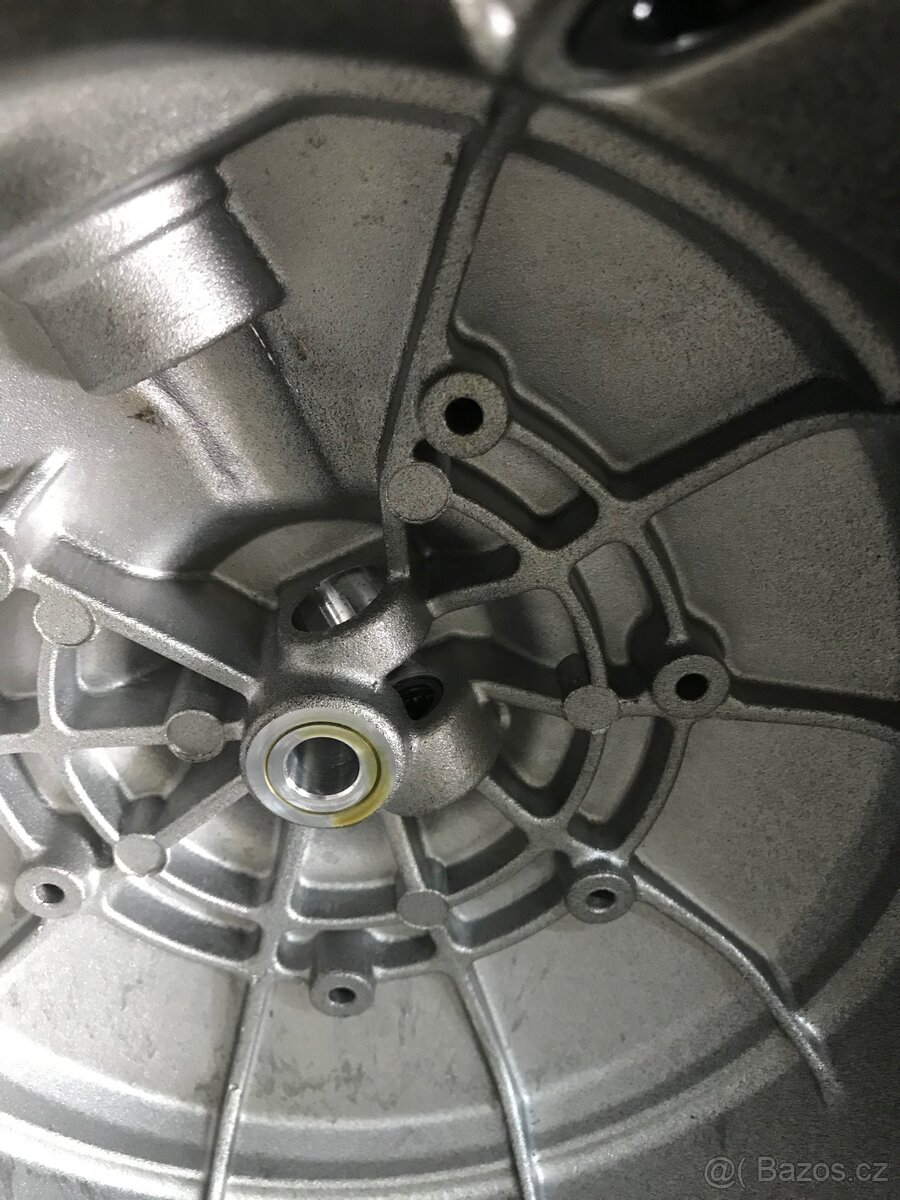 Poškozené víko Aprilia tuono - 6