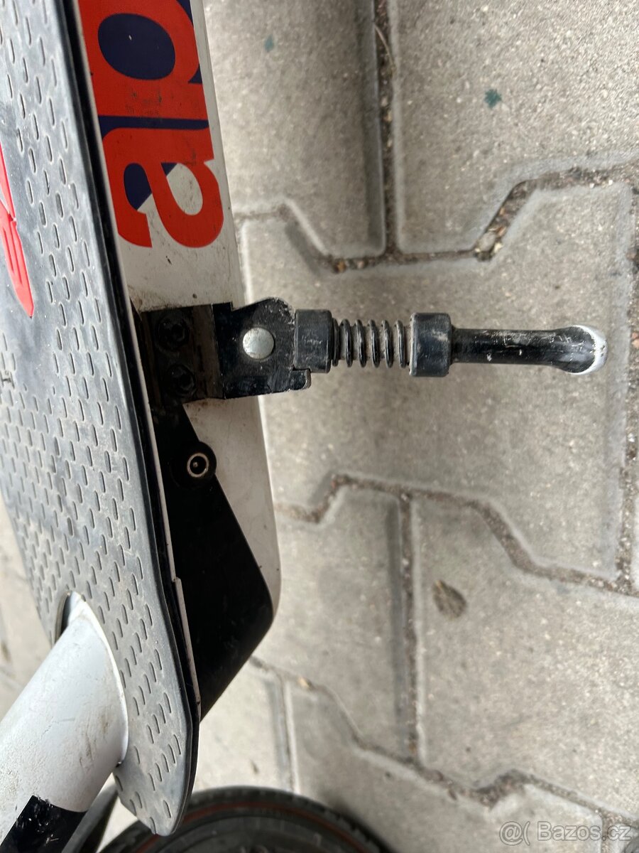 Prodám elektrokolobežku na díly apriilia esrz - 6