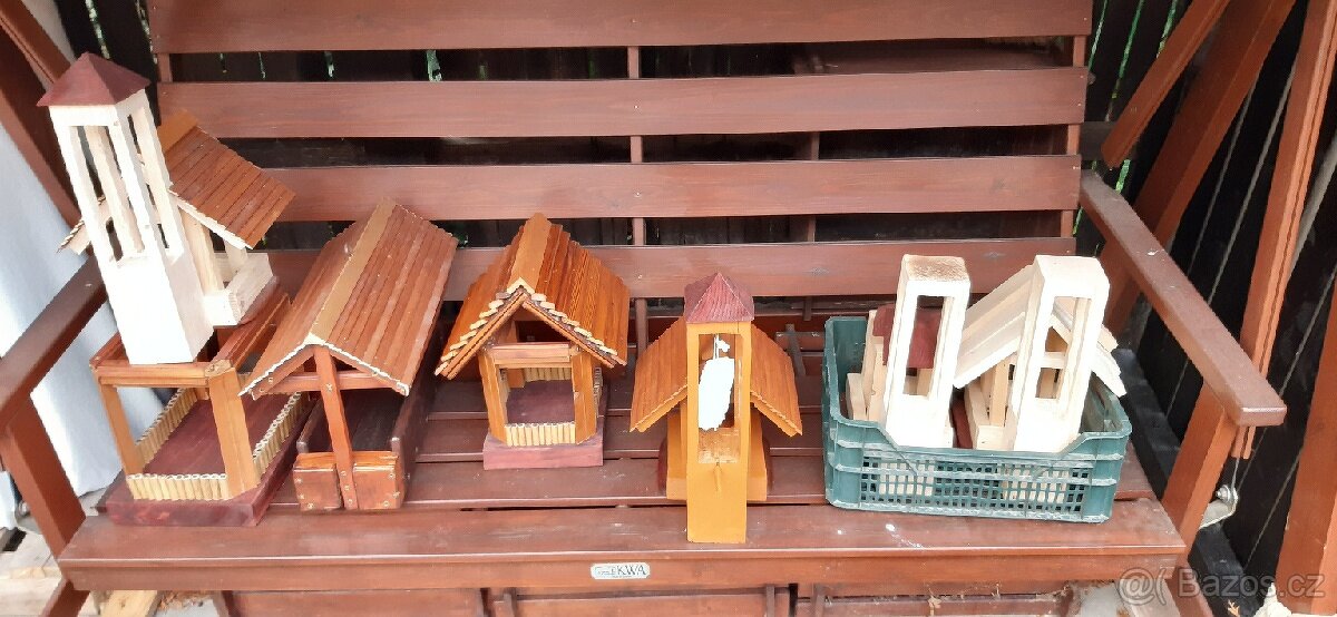 Dřevěné krmítko, ptačí budka, stolička, bedýnka
- 6