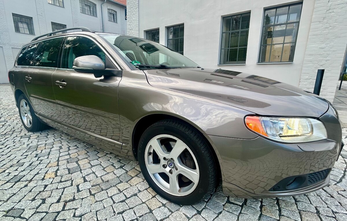 VOLVO V70 2.0D4 120KW 5VÁLCE SUMMUM AUT-KUŽE-Bi XENON-ACC - 6