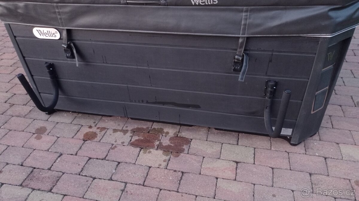 Akrylová vířivka s 6 místy s příslušenstvím - 6