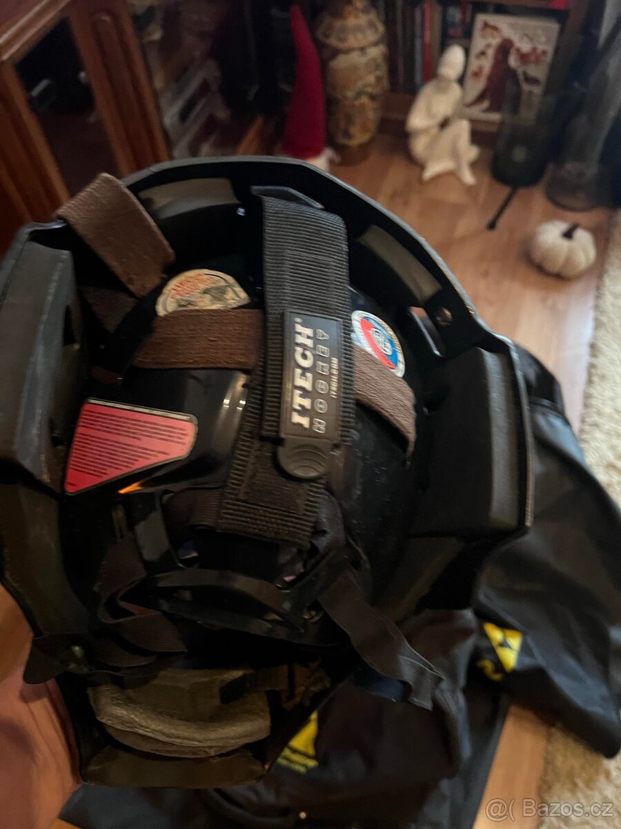 Hokejová brankařská helma. - 6