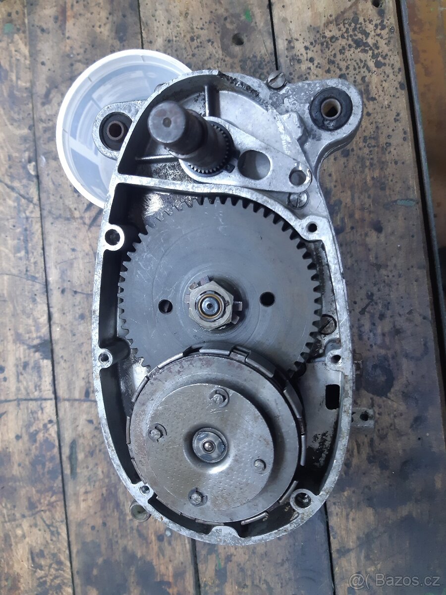 Stadion S22 - motor s díly - 6