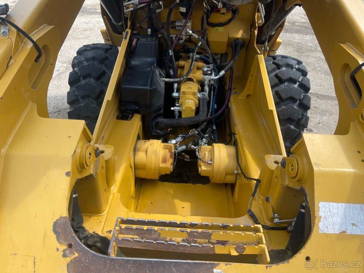 Smykový nakladač CAT 262D - 6
