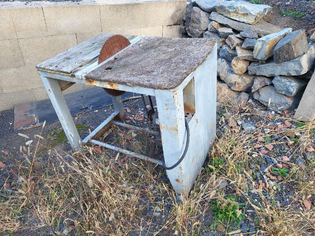 Prodám pilu kotoučovou na dřevo. Elektromotor 3kw - 6