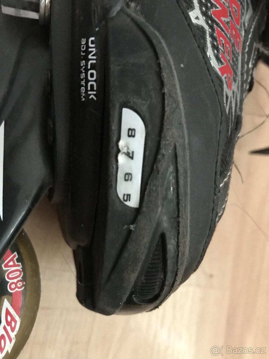 Pěkné dívčí kolečkové brusle - 6