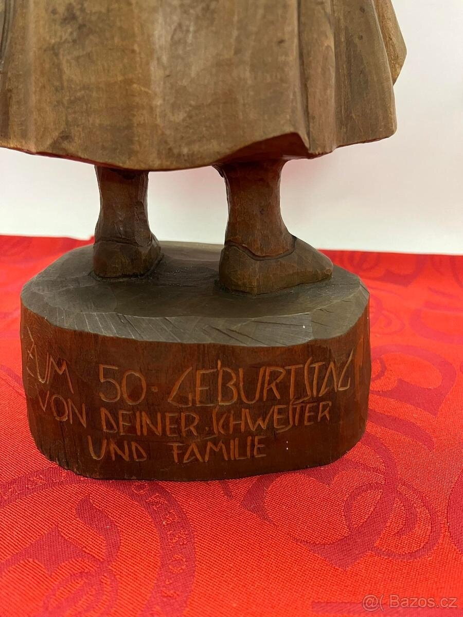 Stará, dřevěná socha, žena v kroji - 6