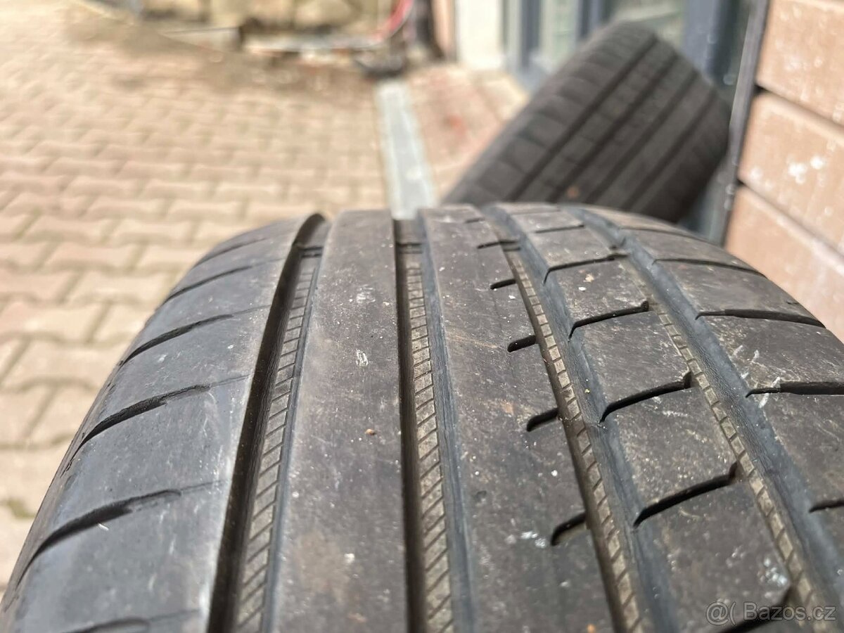 prodám pneu 18 215/45/18 - 6