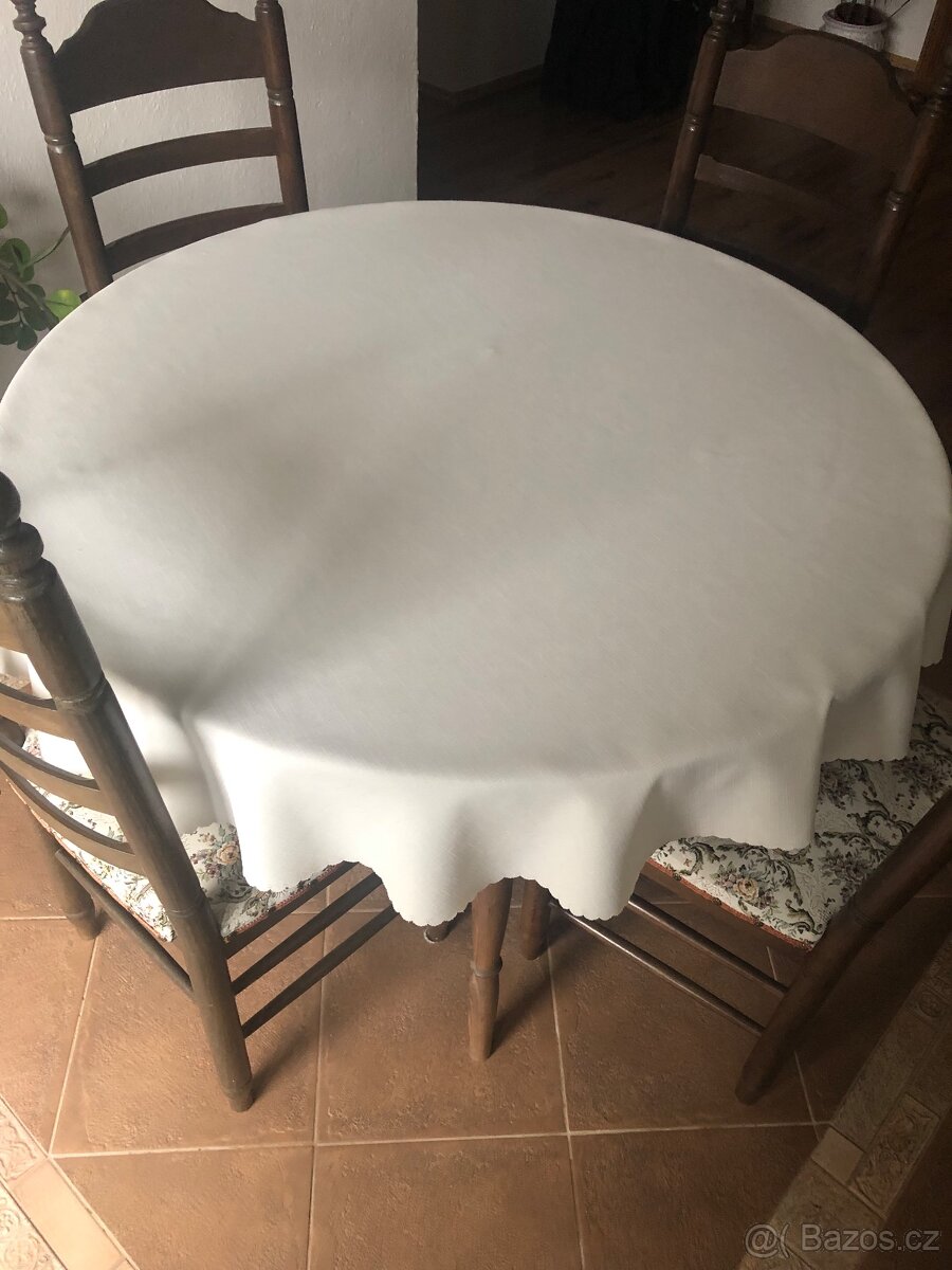 Dřevěný jídelní stůl + 4 židle - klasický styl - 6