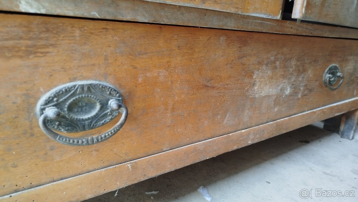 Dřevěná skříň - 6