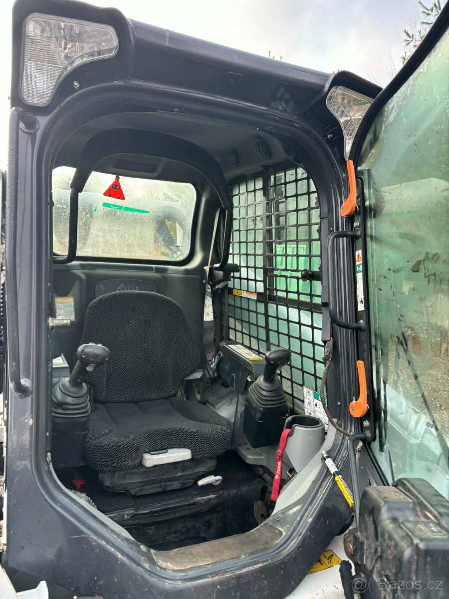 Smykový nakladač Bobcat S570 - 6