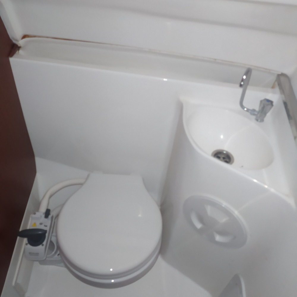 Krásná kajutová loď DRAGO 710 OB + Mercruiser 4,5L MPI - 6